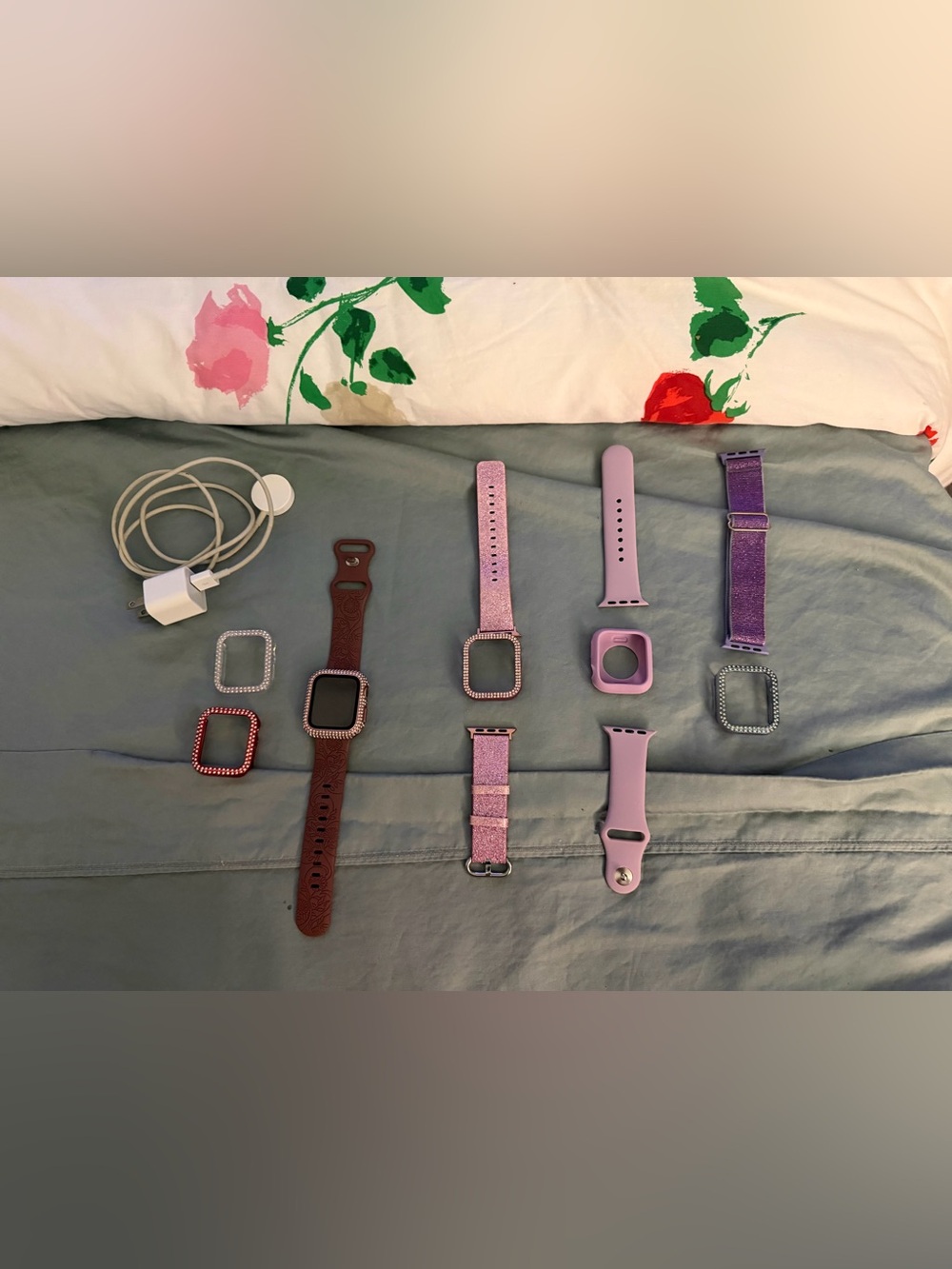 Apple Watch Gold Series 4 16GB with Original Charger & Watch Covers & Bands